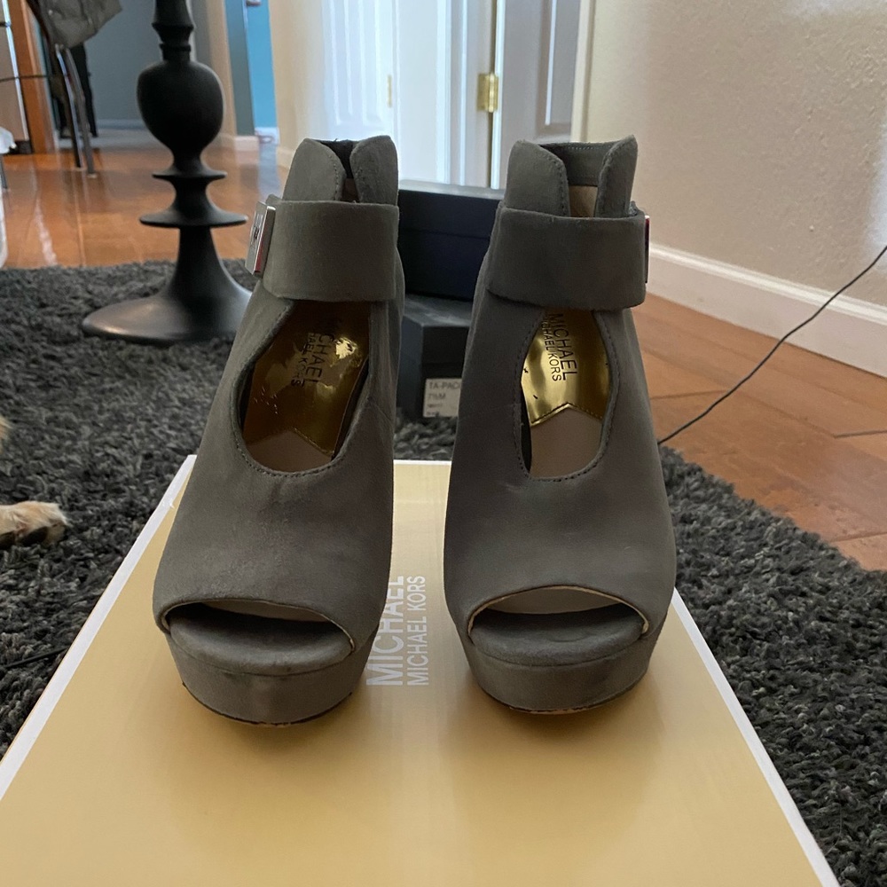 Minimal Use On The Soles, Some Scuffing On The Si… - image 3